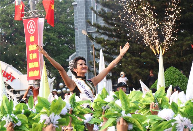 Hoa hậu H'Hen Niê tại Lễ hội đường phố trong khuôn khổ Lễ hội cà phê Buôn Ma Thuột lần thứ 7, năm 2019